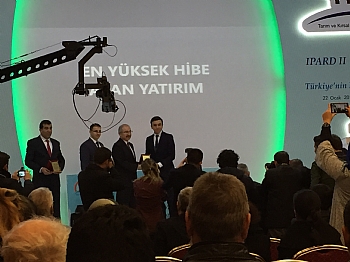 Sn.Valimiz Başarı plaketleri veririken